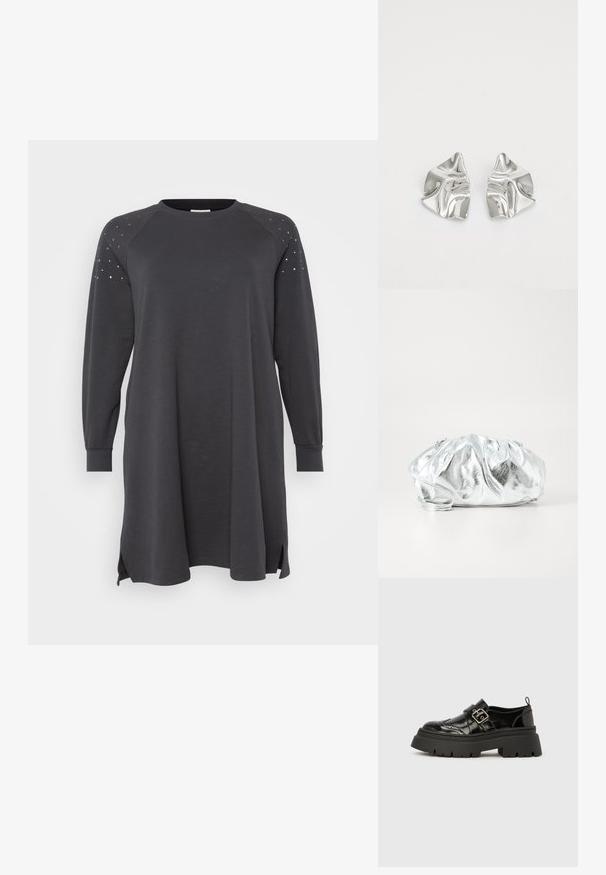 Donkergrijze sweatshirt jurk met lange raglanmouwen, zijsplitsen en bevestigde accenten op de schouders. Gemaakt van zacht, comfortabel materiaal.; Zwarte loafers van lakleer met een dikke grofprofielzool, brogue-details en een zilveren gespband over de wreef.; Metalen zilveren clutch tas met een zachte, geplooide body en een dunne schouderriem. Kenmerkt zich door een gladde, glanzende textuur en afgeronde vorm.; Zilveren metalen oorbellen met een golvend, sculpturaal ontwerp, voorzien van een gepolijste afwerking en onregelmatige vormen, die een hedendaagse esthetiek benadrukken.