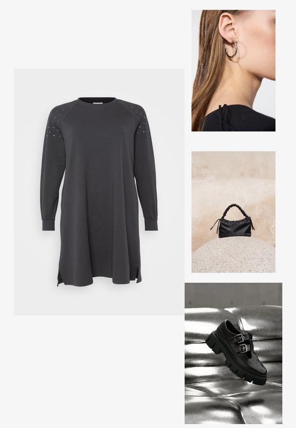 Donkergrijze sweatshirt jurk met lange raglanmouwen, zijsplitsen en bevestigde accenten op de schouders. Gemaakt van zacht, comfortabel materiaal.; Zwarte schoen met dikke zool en dubbele zilveren gespen die boven een glanzend metallic zilveren getufte oppervlak zweeft.; Zwarte gerimpelde handtas met een samengevoegde handvat, rustend op een gestructureerde stenen bol tegen een beige betonnen muur.; Zilveren oorbel met een gepolijste afwerking, met kleine gouden accentdetails en een ronde vorm, gedragen op de oorlel.