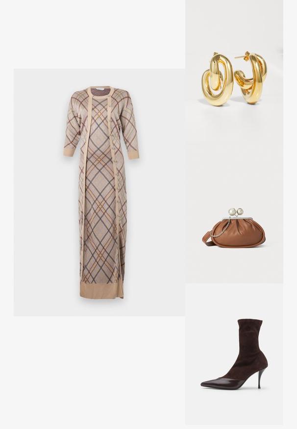 Rabanne Maxi šaty - beige; Hnedé semišové kotníkové topánky s špicatou špičkou a lesklým burgundským lakovaným capom, s úzkym stilettom a textúrovaným zvrškom.; Hnedá kožená kabelka s strieborným guľovým zapínaním a malým strieborným reťazom na bielom pozadí.; Charlotte Chesnais BO INITIAL BLOW - Náušnice - gold-coloured