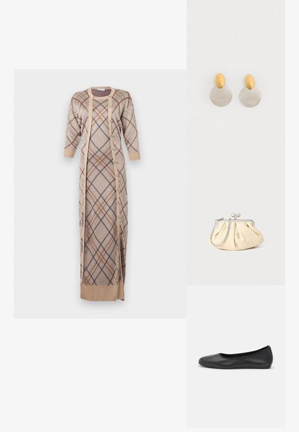 Rabanne Maxikleid - beige; Schwarze Leder-Ballettschuhe mit abgerundeter Spitze, glatter Textur, minimalen Nähdetails und einem flexiblen Sohlen-Design.; Faltige beigefarbene Ledertasche mit einem silbernen Metallrahmen, ausgestattet mit zwei runden dekorativen Verschlüssen und einem silbernen Kettenriemen.; Ohrringe aus Gold und Silber mit einer runden Diskusbasis und einem ovalen Oberteil, glatte Textur und polierte Oberfläche.