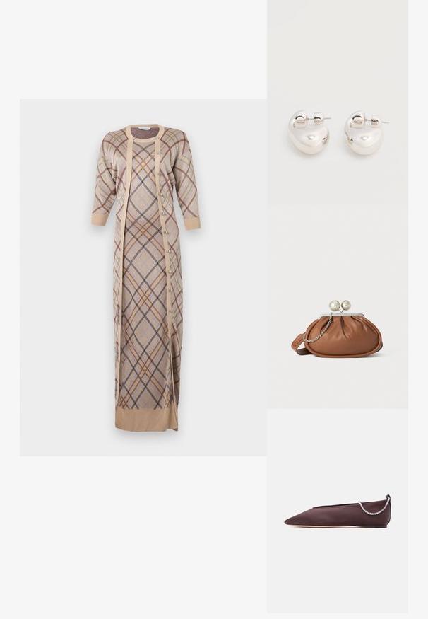 Rabanne Maxikleid - beige; Dunkelbrauner flacher Schuh mit spitz zulaufender Spitze, niedrigem Absatz und einer silbernen Strasssteinkette auf der Rückseite.; Braune Leder-Clutch mit silbernem Kugelverschluss und einem kleinen silbernen Kettendetail auf weißem Hintergrund.; Paar glänzende silberne dicke Creolen mit Stecker-Verschlüssen auf weißem Hintergrund.