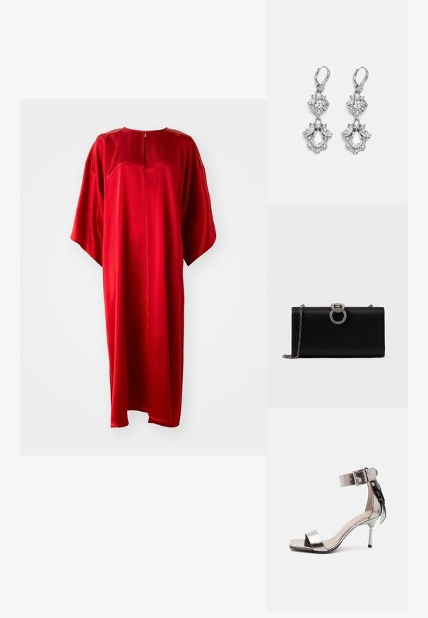 Robe kaftan rouge avec un col rond et des manches courtes, fabriquée en tissu lisse, dotée d'une fermeture éclair verticale dans le dos et d'une coupe ample.; Sandale à talon ouvert en argent métallisé avec bride à la cheville et boucle, ornée d'un nœud décoratif à l'arrière.; Pochette en satin noir avec une fermeture circulaire en métal argenté ornée de strass, dotée d'une chaîne amovible.; Boucles d'oreilles en métal argenté ornées de plusieurs pierres précieuses en cristal transparent en forme de goutte et de marquise, avec des fermoirs à levier et des détails complexes.