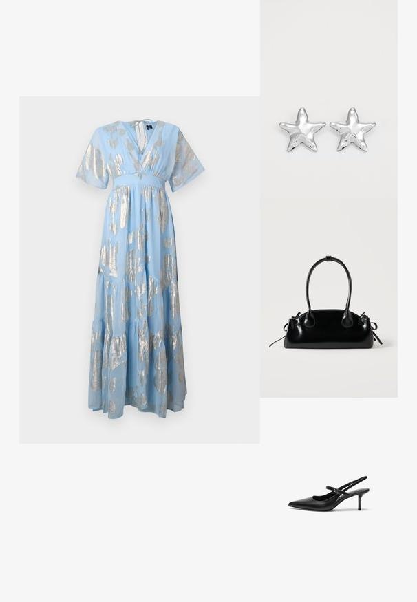 Lichtblauwe maxi-jurk met zilveren abstracte patronen, korte pofmouwen, V-hals en gelaagde rok. Zachte stof met een vloeiende uitstraling.; Zwarte leren slingback hakken met een puntige neus, slanke verstelbare band en een ongeveer 5 cm hoge stiletto hak, met een gladde textuur.; Kleine zwarte glanzende handtas met twee lange hengsels en zijkant trekkoord details op een effen lichte achtergrond.; Zilveren stervormige oorbellen met een gepolijste, glanzende afwerking. Elke oorbel heeft vijf punten en subtiele textuurdetails op het oppervlak.