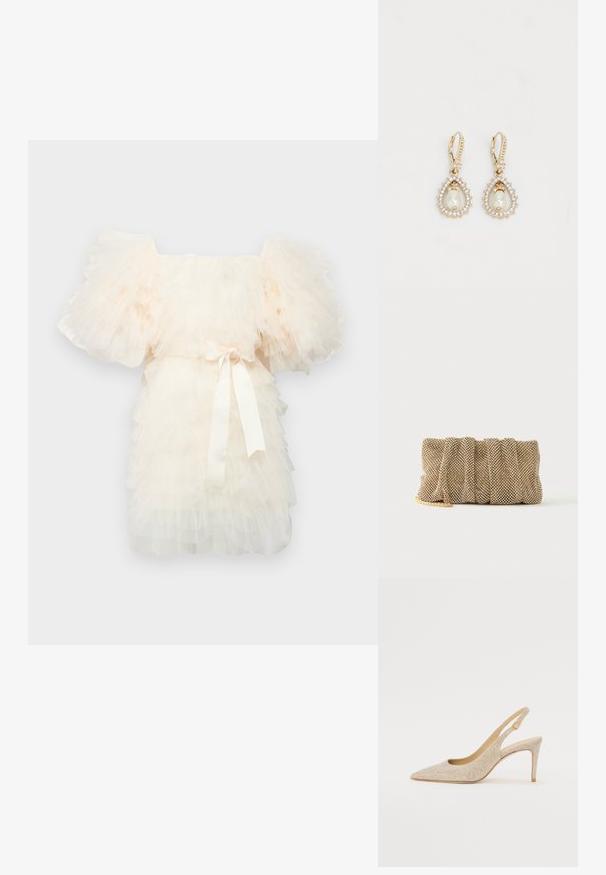 Ida Sjöstedt EXCLUSIVE CRYSTAL DRESS - Cocktailkjole / festkjole - ivory; Spidse slingback-sko i metallisk guld-stof med subtil tekstur, der har en slank hæl og en rund lukning ved anklen.; Lille gylden mesh clutch taske med et rynket design og en delvist synlig guldkæde på en ensfarvet hvid baggrund.; Guldtonede øreringe med dråbeformet design, der har en central perle omgivet af små klare krystaller. Med hængslet lukning.