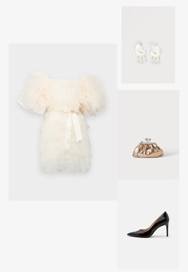 Ida Sjöstedt EXCLUSIVE CRYSTAL DRESS - Cocktailjurk - ivory; Zwarte lakleren pump met hoge hak, spits toelopende neus en naaldhak, zij-aanzicht op een effen witte achtergrond.; Kleine gouden metallic clutch met zilveren sluiting en kettingriem op een effen lichte achtergrond.; Duidelijke hars oorbellen in schelpvorm met kleine gouden accenten en drie hangende doorschijnende druppelvormige bedels aan elk oorbel.