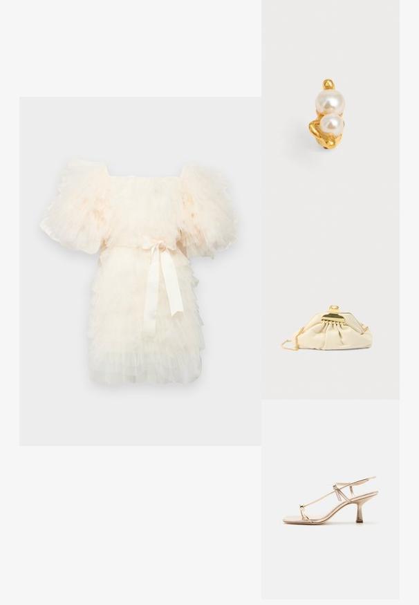 Ida Sjöstedt EXCLUSIVE CRYSTAL DRESS - Cocktailkleid/festliches Kleid - ivory; Goldfarbene Sandale mit Riemchen, niedrigem Kitten-Heel, verstellbarem Knöchelriemen und Zehenring vor einfachem hellem Hintergrund.; Cremefarbene Clutch aus weichem Material mit einem goldfarbenen Verschluss und einer Kettenriemen, mit gerafftem Design am Körper.; Goldener Ring mit zwei großen weißen Perlen, die auf einem unregelmäßigen, strukturierten Band vor einem schlichten hellen Hintergrund sitzen.