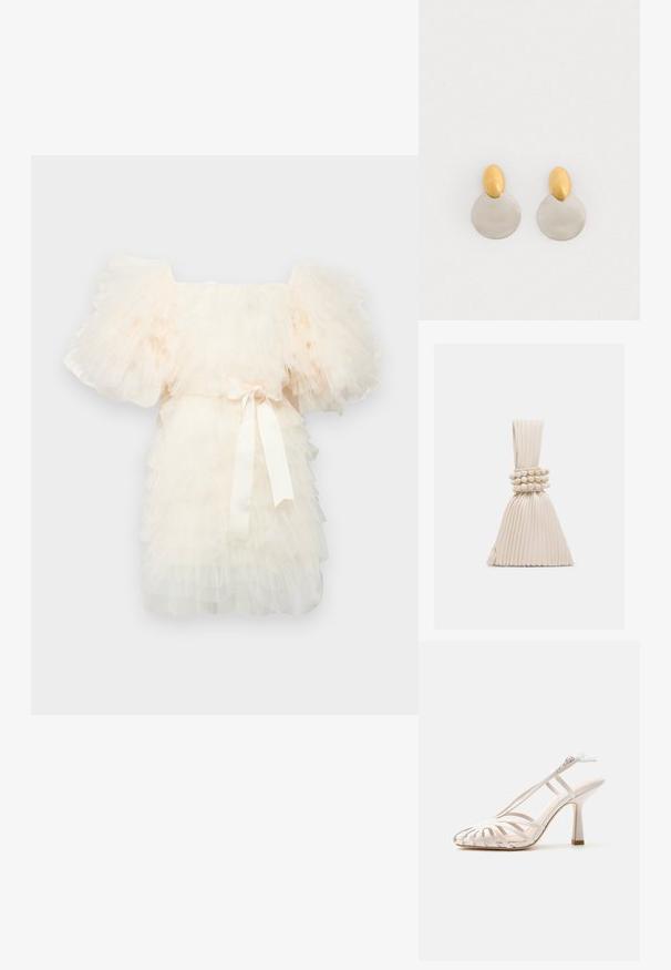 Ida Sjöstedt EXCLUSIVE CRYSTAL DRESS - Cocktailjurk - ivory; Witte hooggehakte sandaal met open teen, meerdere dunne bandjes, T-band ontwerp, enkelriem met gesp en slanke blokhak op effen achtergrond.; Kleine beige handtas met plooien, voorzien van een geknoopt handvat en drie ronde kralenarmbanden die rond het midden zijn gewikkeld.; Gouden en zilveren metalen oorbellen met een ronde schijfbasis en een ovale bovenstuk, gladde textuur en gepolijste afwerking.