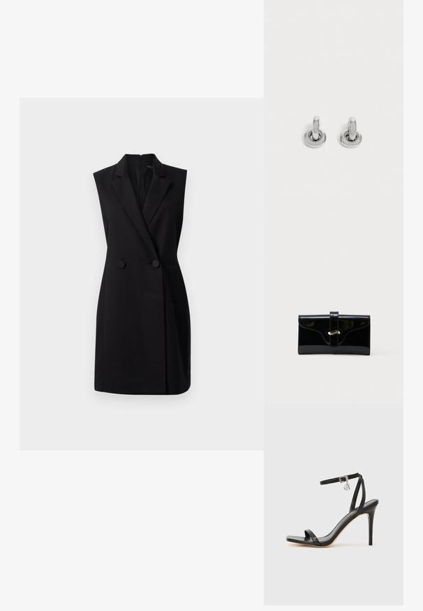 Schwarzes ärmelloses Blazerkleid mit taillierter Passform, doppelter Knopfleiste und glatter Textur. Verfügt über einen Reißverschluss auf der Rückseite für ein einfaches Anziehen.; Schwarze High-Heel-Sandale mit schmalem Knöchelriemen, quadratischer Zehenbox, glattem Leder und metallischem Schnallenakzent.; Schwarze glänzende rechteckige Brieftasche mit einem vorderen Riemen und silberner Metallverschluss, vor einem schlichten weißen Hintergrund.; Paar kleine, glänzende silberne Creolen mit rundem Sockel, auf einfachem hellem Hintergrund präsentiert.