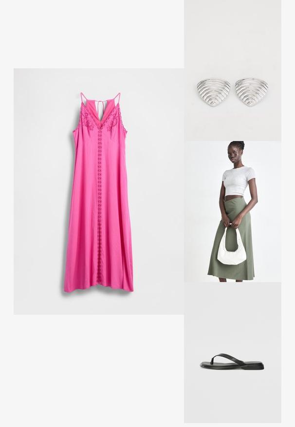 Roze mouwloze jurk met V-hals, voorzien van bloemrijke borduursels en een centrale rij lussen. Glad stof, lange, vloeiende silhouet.; Zwarte teenflip-flop van glad leer, met een dunne band en een platte zool met een minimalistisch profiel. Geen opvallende patronen of accenten.; Grijs geribbelde crop top en olijfgroene hoge taille rok. Model houdt een witte schoudertas met uitsparingen vast. Eenvoudig ontwerp, aansluitende silhouet.; Zilverkleurige oorknoppen met een golvend, getextureerd ontwerp, gevormd als overlappende maanschijven; de gepolijste afwerking versterkt de reflecterende kwaliteiten.