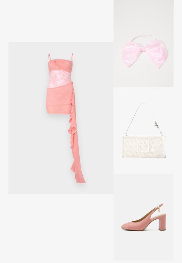 Roze cocktailjurk met een aansluitend lijfje met plooiing, kantaccenten, spaghetisbandjes en een gedrapeerde ruches aan één kant.; Roze leren slingback pump met blokhak, puntige neus, enkellaarsriem met gouden gesp en een kleine hangende bedel.; Witte rechthoekige handtas van gaas met een enkele riem en een vierkante decoratieve embleem aan de voorkant.; Roze, glanzige haaraccessoire in de vorm van een grote strik, met een gladde textuur en een dunne band om het op zijn plaats te bevestigen.