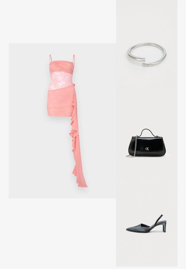 Rosa Cocktailkleid mit tailliertem Oberteil, Raffung, Spitzenakzenten, Spaghettiträgern und einem drapierten Volantdetail auf einer Seite.; Schwarzer Slingback-Absatz mit spitzem Zehenbereich, eleganter Satinoptik und schlankem 7,5 cm Absatz. Offenes Seitendesign mit minimalen Nahtdetails.; Schwarze Lederhandtasche mit einer Kettenriemen, strukturierter Form und einem silbernen Logo-Akzent. Glatte Textur mit einem Klappenverschluss.; Calvin Klein SPIRAL - Armband - silver-coloured