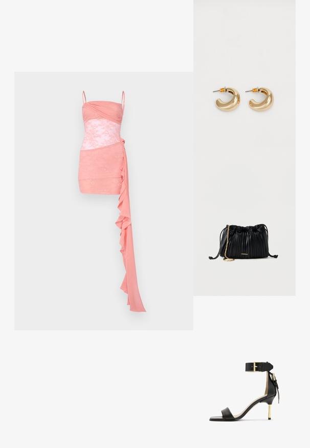 Roze cocktailjurk met een aansluitend lijfje met plooiing, kantaccenten, spaghetisbandjes en een gedrapeerde ruches aan één kant.; Zwarte leren sandalen met hak en vierkante neus, enkelband met een gouden gesp en een slanke metalen hak. Soepele textuur, minimalistisch ontwerp.; Zwarte plissé leren handtas met trekkoord, gouden kettingriem en een klein horizontaal gouden accent aan de voorkant.; Twee glanzende gouden hoepel oorbellen in een gebogen ontwerp, met oranje accenten bij de oorpost, tegen een eenvoudige witte achtergrond.