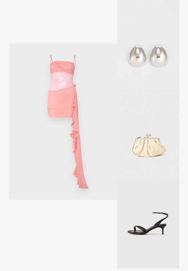 Roze cocktailjurk met een aansluitend lijfje met plooiing, kantaccenten, spaghetisbandjes en een gedrapeerde ruches aan één kant.; Zwarte leren dames sandaal met dunne bandjes, een teengreep, een enkelgesp en een stilettohak van gemiddelde hoogte op een neutrale achtergrond.; Geplooide beige leren clutch met een zilveren metalen frame, voorzien van twee ronde decoratieve sluitingen en een zilveren kettingriem.; Zilveren metalen oorcuffs met een glad, rond ontwerp dat lijkt op de vorm van een druppel, met een reflecterende oppervlakte en een naadloze afwerking.