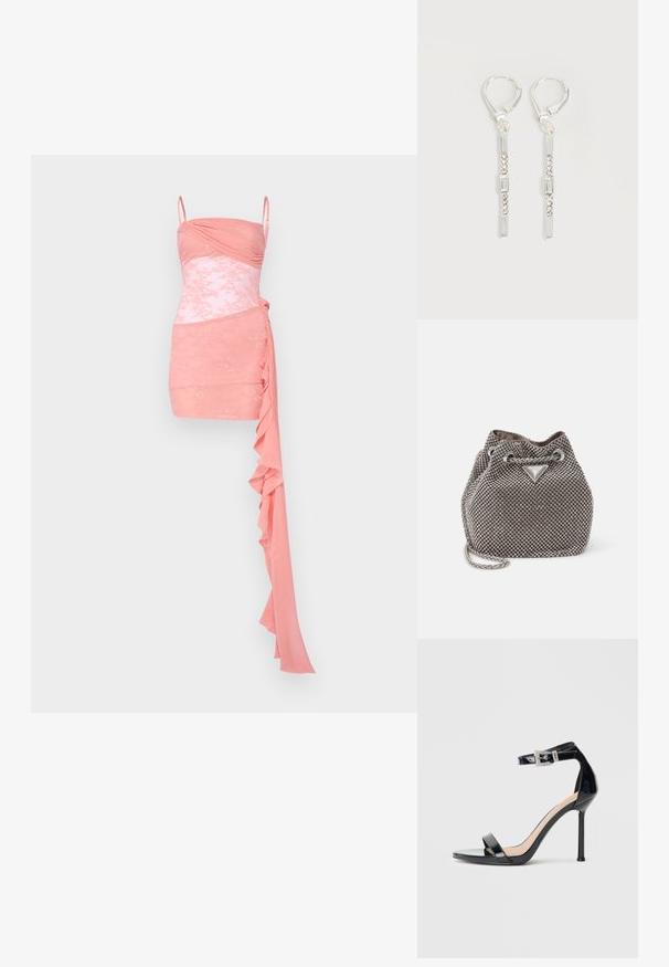 Roze cocktailjurk met een aansluitend lijfje met plooiing, kantaccenten, spaghetisbandjes en een gedrapeerde ruches aan één kant.; Zwarte sandalen met hoge hak van lakleer en een enkelriempje. Heeft een minimalistisch ontwerp, open teen en een gesp met strass-steentjes.; Metalen grijze emmer tas met rhinestone versieringen, een trekkoordsluiting en een zilveren kettingriem. Heeft een logo plaat aan de voorkant.; Zilveren hangende oorbellen met rechthoekige en ronde heldere kristallen in een verticale lijn, bevestigd met leverback-sluitingen.