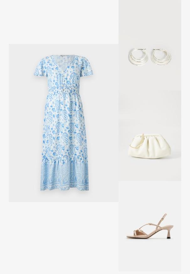 Robe maxi bleue à motif paisley avec de courtes manches bouffantes, en V, taille élastique et une jupe à volants. Le tissu présente des motifs floraux.; Call it Spring DIANAH - Sandales - other beige; Sac à main en cuir blanc avec un design plissé, doté d'une bandoulière en chaîne dorée et d'une forme arrondie. Texture lisse avec des plis doux et sans motifs.; Boucles d'oreilles créoles en argent avec trois bandes semi-circulaires superposées, dont une ornée de petits cristaux clairs sur un fond clair.
