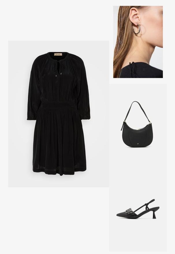 Must värviga kleit pehmest kangast ümmarguse kaeluse, sidumisvõimaluse, pikkade varrukatega ja voltidega seelikuosa. Omab elastset vöökohta.; Simmi London DALA - Klassikalised kontsakingad - black; Must läikivast mustast nahast käsipastest, millel on kumer kuju, tekstuuriga pind, eesmine õmblus ja kuldse tooni logo. Varustatud ühe reguleeritava rihmaga.; Hõbedane rõngas kõrvarõngas poleeritud viimistlusega, millel on väikesed kuldsed aktsendid ja ümmargune kuju, kantud lobus.