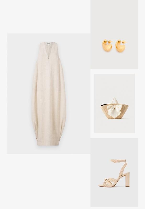 Helles beige ärmelloses Kleid mit V-Ausschnitt, strukturiertem Stoff und oversized Silhouette, mit gerafften Details an den Seiten. Markenlabel oben.; Beige Sandalette mit hohen Absätzen, geflochtenen Riemen, Knöchelriemen mit Schnalle, offener Zehenpartie und Blockabsatz vor einem schlichten hellgrauen Hintergrund.; Geflochtene Strohtasche mit cremefarbenen Stoffgriffen und einer großen dekorativen cremefarbenen Schleife auf der Vorderseite, vor einem einfarbigen Hintergrund.; Paar kleine, klobige Ohrstecker in Goldton mit glatten, geschwungenen, abstrakten Formen vor hellem Hintergrund.