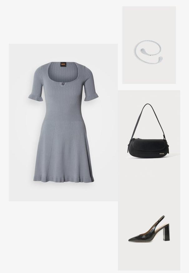 Rippiertes kurzärmeliges Kleid in hellgrau, mit einem quadratischen Ausschnitt und einem ausgestellten Saum, einem taillierten Oberteil und strukturiertem Stoff.; Schwarzer Leder-Slingback-Schuh mit spitzer Kappe, hohem Blockabsatz und beigegefüttertem Innenraum vor hellem, einfarbigem Hintergrund.; Schwarze Lederschultertasche mit geschwungener Klappe, goldenem "HUGO" Logo auf der Vorderseite und einem verstellbaren Riemen.; Flexibles silberglitzerndes Stirnband mit tropfenförmigen Enden, dargestellt auf einem hellgrauen Hintergrund.
