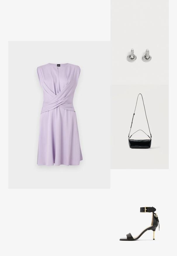 Robe lilas sans manches avec un détail noué à la taille, un col rond et une jupe fluide longueur genou sur un fond uni.; Sandale à talon en cuir noir avec un bout carré, une bride de cheville dotée d'une boucle en or et un talon métallique fin. Texture lisse, design minimaliste.; Sac bandoulière rectangulaire en cuir noir avec bandoulière ajustable, fermeture éclair sur le dessus et petit logo Calvin Klein doré sur le devant.; Paire de petites boucles d'oreilles créoles argentées brillantes avec une base ronde, présentées sur un fond clair uni.