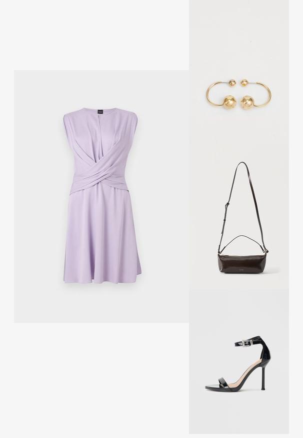 Robe lilas sans manches avec un détail noué à la taille, un col rond et une jupe fluide longueur genou sur un fond uni.; Sandale à talon haut en cuir verni noir avec bride à la cheville. Présente un design minimaliste, un bout ouvert et une boucle ornée de strass.; Petit sac à bandoulière en cuir marron foncé brillant avec bandoulière réglable, poignée supérieure et fermeture éclair dorée.; Boucles d'oreilles en métal doré présentant un design circulaire avec deux sphères, l'une plus grande et texturée, et une petite boule polie en haut.