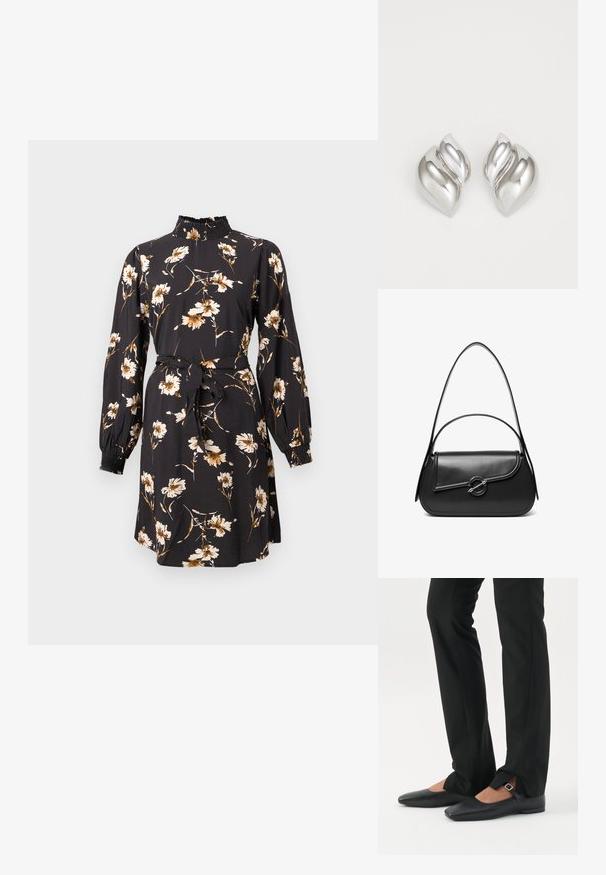 Schwarzes Kleid mit floralen Mustern in Beige und Gold. Es hat einen hoch gerafften Stehkragen, lange Ärmel und eine Taillenbindung zur Formgebung.; Beine in schwarzen schmalen Hosen mit vorderen Schlitzen am Saum, kombiniert mit schwarzen flachen Mary-Jane-Schuhen mit kleinem Schnallenriemen.; Schwarze Lederschultertasche mit einer geschwungenen Klappe, die durch einen runden Metallverschluss gesichert ist, und einem schlanken, verstellbaren Riemen.; Silberne Ohrringe mit einer organischen, abstrakten Form. Glatte, glänzende Oberfläche mit einem konischen Design. Mit dezenten Kurven und einem zentralen Linienelement.