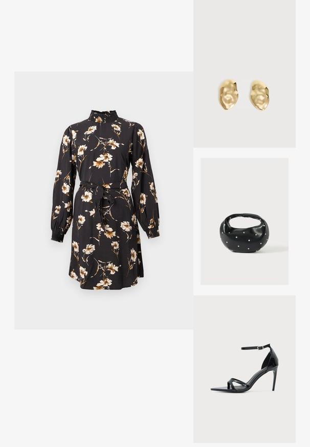 Zwarte jurk met bloemmotief in beige en goud. Voorzien van een hoge geplooide halslijn, lange mouwen en een strikceintuur voor een flatterende pasvorm.; Zwarte lakleren sandalen met hoge hak, dunne enkelband, open teen en minimalistisch ontwerp op een effen lichte achtergrond.; Zwarte leren handtas met een afgeronde vorm, versierd met zilveren studs, en een korte handgreep. Gladde textuur en ritsluiting.; Een paar glanzende, onregelmatig gevormde gouden metalen oorbellen met een gekreukeld, glad oppervlak op een effen lichte achtergrond.
