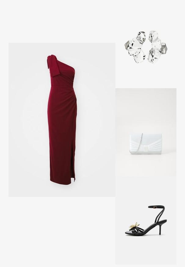 Ein ärmelloses burgunderfarbenes Kleid, tailliert mit Drapierungen, mit seitlichem Schlitz und weicher Textur. Kurzes Sleeve mit Knotenakzent. Lange Länge.; Schwarze Riemchen-Sandale mit hohem Absatz, Knöchelriemen mit Schnalle und goldenem metallischem Blumendetail am Vorderriemen vor weißem Hintergrund.; Helles blaues Clutch-Täschchen mit einem plissierten Design. Verfügt über eine rechteckige Form, eine Kettenhenkel und eine glatte Textur mit einem zentralen Akzent.; Cluster von sechs unregelmäßig geformten, transluzenten und reflektierenden glasähnlichen Stücken, angeordnet auf weißem Hintergrund.