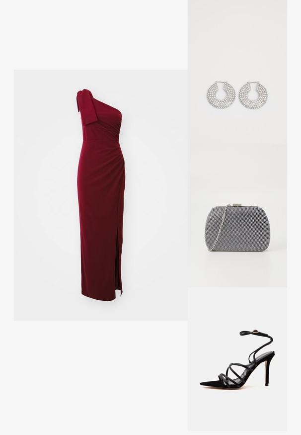 Bordeauxfarvet en-skulderkjole, tætsiddende bodice med drapering, sideslidsdetalje og blød tekstur. Kort ærme med knudeaccent. Lang længde.; Sort højhælet sandal med spids tå, tynde krydsede stropper og en ankelrem med en guldbuket på en ensartet lys baggrund.; Sorte og hvide teksturerede clutch-taske med rund form, sølvfarvet kædetrækt, og en metalspænde på toppen.; Sølvøreringe med flere klare krystaludsmykninger, med en struktureret overflade og et åbent rundt design.