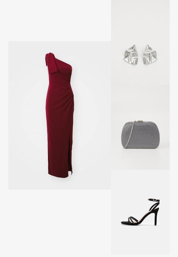 Bordeauxfarvet en-skulderkjole, tætsiddende bodice med drapering, sideslidsdetalje og blød tekstur. Kort ærme med knudeaccent. Lang længde.; Anna Field Sandaler - black; Sorte og hvide teksturerede clutch-taske med rund form, sølvfarvet kædetrækt, og en metalspænde på toppen.; Sølvmetal øreringe med et bølgende, skulpturelt design, der har en poleret overflade og uregelmæssige former, hvilket fremhæver en moderne æstetik.