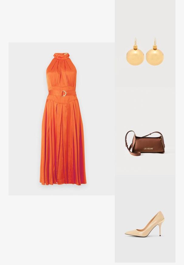 Orange halterneck kjole med plisseret skørt, samlet halsudskæring og belagt talje med en cirkulær spænde detalje. Glat, strømlinet stof.; Beige laklæder pumps med høje hæle, spids tå og slank stiletthæl, med en lille guldaccent bagpå.; Brun skuldertaske i læder med justerbar rem og guld "LOVE MOSCHINO"-logo på frontklappen mod hvid baggrund.; Par af skinnende gyldne julekugleøreringe med krog-lukninger på en ensfarvet hvid baggrund.