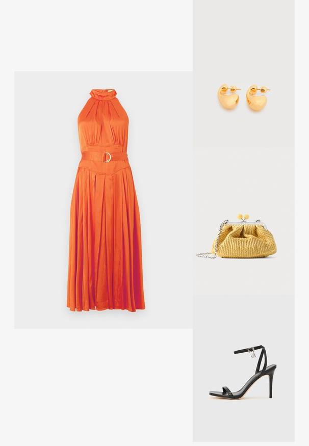 Orange halterneck kjole med plisseret skørt, samlet halsudskæring og belagt talje med en cirkulær spænde detalje. Glat, strømlinet stof.; Sort hæl-sandal med smal ankrem, firkantet tå-boks, glat lædermateriale og metalspænde som pynt.; Lille gul vævet håndtaske med sølvramme, to gule kuglelåse og en sølvkæde som rem på hvid baggrund.; Par af små, robuste ørestikker i guldfarvet metal med glatte, buede, abstrakte former på en lys baggrund.