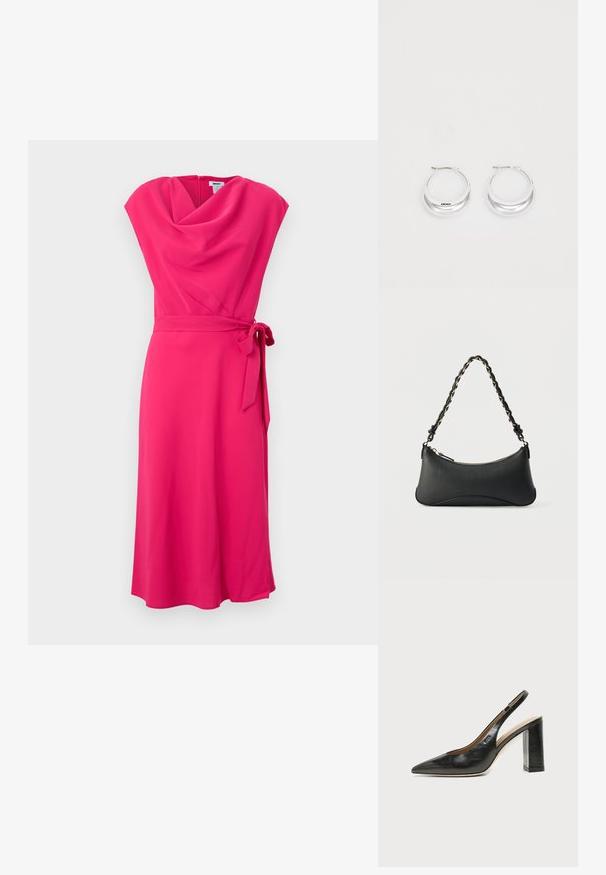 Fuchsiové šaty s dĺžkou po kolená, s krkom typu cowl, krátkymi rukávmi a viazaným pásom. Hladká tkanina s voľným strihom.; Čierna kožená slingback obuv s špicatou špičkou, vysokým hrubým podpätkom a béžovou vnútornou podšívkou na svetlom jednofarebnom pozadí.; Čierna kožená kabelka na rameno s oblým obdĺžnikovým tvarom, zlatým reťazcom vpleteným do čierneho pleteného remienka a horným zipsovým zapínaním.; Strieborné kruhové náušnice s lesklým povrchom a značkou DKNY, vystavené na rovnom bielom pozadí.