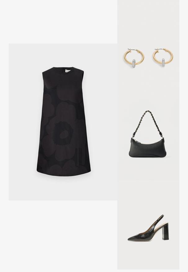 Schwarzes ärmelloses Kleid mit einem floralen Muster in verschiedenen Schwarztönen. Rundhalsausschnitt und A-Linien-Silhouette mit einem Reißverschluss auf der Rückseite.; Schwarzer Leder-Slingback-Schuh mit spitzer Kappe, hohem Blockabsatz und beigegefüttertem Innenraum vor hellem, einfarbigem Hintergrund.; Schwarze Lederschultertasche mit gewölbter rechteckiger Form, goldener Kette, die in den geflochtenen schwarzen Riemen eingewebt ist, und Reißverschlussverschluss oben.; Paar goldfarbene Creolen mit kleinem silberfarbenem Schlaufen-Detail an jeder, vor hellem grauem Hintergrund präsentiert.