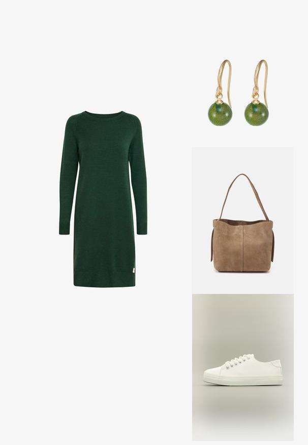 Groene gebreide jurk met lange mouwen, ronde halslijn en geribde manchetten. Voorzien van een klein logo-label nabij de zoom.; Witte lage sneaker met witte veters en rubberen zool, zijaanzicht op een neutrale achtergrond.; Bruine suède schoudertas met een zachte textuur, open top en een enkele schouderband. Heeft een gladde afwerking en minimale detaillering.; Gouden oorbellen met ronde groene stenen kralen, gladde textuur, hangend aan gebogen haken, met een glanzende afwerking.