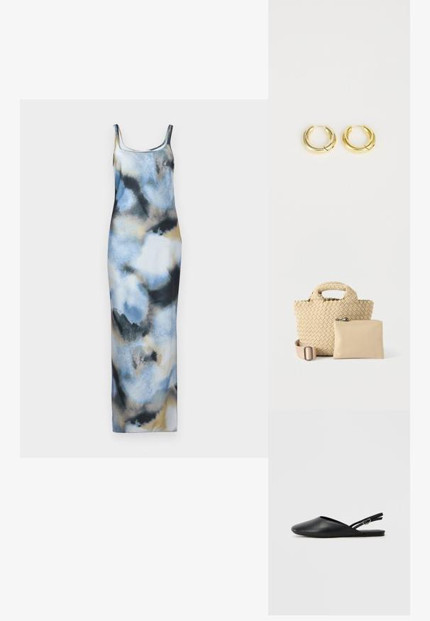 Maxikleid aus leichtem Stoff mit einem Aquarellmuster in Blau, Schwarz und Beige. Es hat eine figurbetonte Form und Spaghettiträger.; Schwarze Leder-Slingback-Schuhe mit spitzem Zehenbereich, geschwungenem Design und verstellbarem Schnallenriemen. Glatte Textur, flache Sohle, minimale Details.; Geflochtene beige Handtasche mit strukturierter Oberfläche und abgerundeten Griffen, begleitet von einem glatten, mit einem Reißverschluss versehenen Beutel in passendem Farbton.; Goldene Creolen mit einer glatten, reflektierenden Oberfläche, die ein rundes, massives Design aufweisen und über einen Scharnierverschluss für einfaches Tragegefühl verfügen.