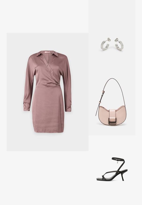Vestido envolvente de suave satén rosa con mangas largas, un collar y un escote en V, que presenta una cintura ajustada y un dobladillo recto.; Sandaña negra con tiras, con una delgada correa en el tobillo, punta afilada y un pequeño tacón de aguja. Presenta un charm plateado en la correa del tobillo.; Pequeño bolso de piel rosa curvado con un acabado brillante, que presenta una correa de acento negra y un gran cierre de broche negro. Diseño cruzado.; Pendientes aros de metal plateado con un diseño texturizado, que cuentan con un pequeño respaldo de clip y una marca en uno de los aros. Forma redondeada con un acabado pulido.
