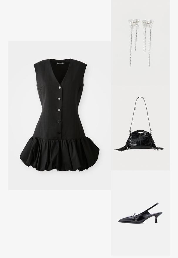 Robe noire sans manches avec un décolleté en V plongeant, un devant à boutons et un ourlet à volants. Fabriquée en tissu lisse avec un corsage structuré et une texture douce.; Chaussure à talon bas en cuir verni noir avec bride arrière, bout pointu et détail boucle argentée sur fond blanc uni.; Sac à main en cuir noir brillant avec une longue fine bandoulière et des pompons à franges des deux côtés sur un fond clair.; Longs boucles d'oreilles en argent avec un groupe de strass au sommet et des rangées de petites strass suspendues en dessous.