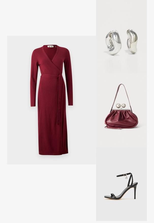 Μπλεγμένο φόρεμα burgundy φτιαγμένο από μαλακό ύφασμα, με μακρύ μανίκι, V-λαιμόκοψη και κλείσιμο με ζώνη στη μέση, με ευθύ στρίφωμα.; Μαύρο σανδάλι με ψηλό τακούνι, στενό λουράκι στον αστράγαλο, τετράγωνη μύτη, υλικό από λείο δέρμα και μεταλλικό διακοσμητικό πόρπη.; Μικρή τσάντα χειρός από βουργουνδίας δέρμα με ραμμένα λεπτομερή, λεπτό λουράκι και ασημένιο κούμπωμα με δύο μεγάλα στρογγυλά κουμπιά.; Ασημένια γλυπτικά σκουλαρίκια με λείες, καμπύλες μορφές και ανακλαστικές επιφάνειες. Διακρίνονται για το κλειστό σχέδιο του κρίκου και την ιδιαίτερη οργανική τους μορφή.