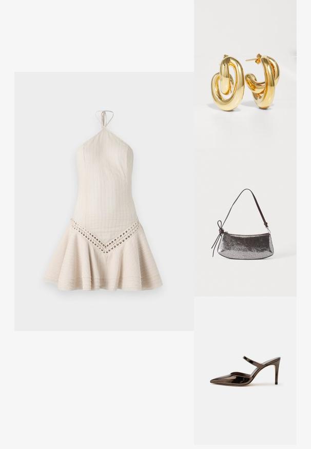 Kort halterneck kjole i lys beige stof med lodret ribbet tekstur og snørredetalje langs kanten. Flareet skørt design.; Skinnende mørkebrune mule med spids tå og høje hæle med en tynd rem over foden på en ensfarvet hvid baggrund.; Lille metallic sølv håndtaske med tekstureret overflade, kort mørkebrun rem og dekorativt bundet sløjfe på den ene side.; Charlotte Chesnais BO INITIAL BLOW - Øreringe - gold-coloured