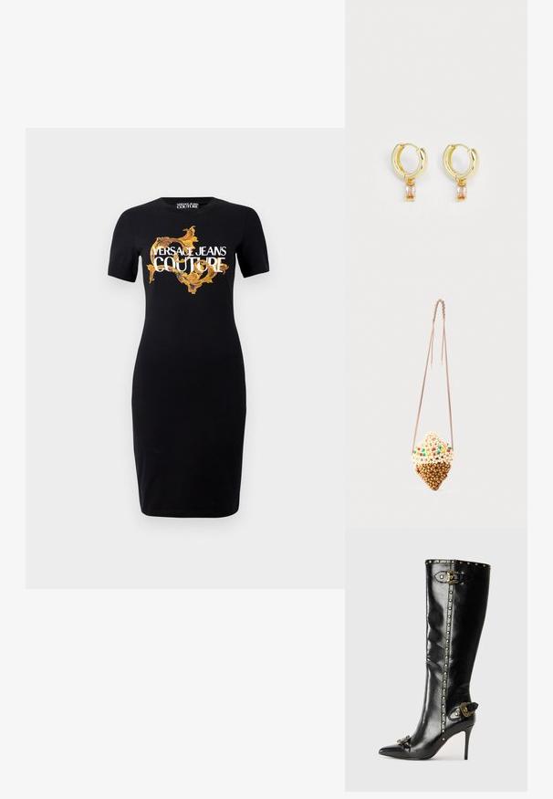 Schwarzes, tailliertes Kleid mit kurzen Ärmeln, das das gold-weiße "VERSACE JEANS COUTURE"-Logo und komplexe goldene Muster auf der Vorderseite zeigt.; Schwarze Leder-High-Heel-Stiefel mit spitzem Zeh, goldenen Nieten entlang des Schafts, metallic Schnallendetails und dekorativem Akzent an der Ferse.; Kleine hängende Tasche in Form einer Eistüte, aus beigefarbenen und braunen Perlen mit bunten Perlenakzenten, an einer dünnen gedrehten Schnur.; Goldene Creolen mit einer glatten Oberfläche und klaren rechteckigen Akzentsteinen, die von der Basis hängen. Klassisches geometrisches Design.