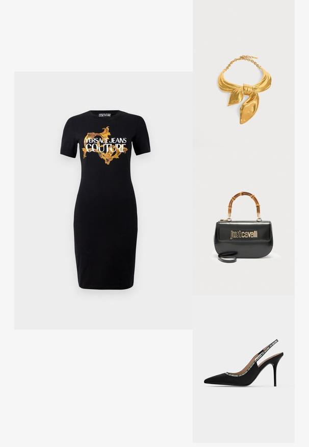 Čierne priliehavé šaty s krátkym rukávom, ktoré sú zdobené zlatým a bielym logom "VERSACE JEANS COUTURE" a zložitými zlatými vzormi na prednej strane.; Čierna lodička s otvorenou pätou na vysokom tenkom ihličkovom opätku so špicatou špičkou a textom "LOVE MOSCHINO" na remienku a okraji.; Čierna kožená kabelka so zlatým logom „Just Cavalli“ na prednej strane a zakrivenou bambusovou rúčkou, vybavená odnímateľným dlhým popruhom.; Náhrdelník z kovu vo zlatej farbe v tvare zviazaného šatky s nastaviteľnou sponou na retiazke na bielom pozadí.