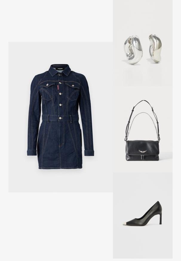 Denimkjole i mørkeblue med en tætsiddende design, lange ærmer, krave, forlommer og en livet med bælte. Bemærkelsesværdige kontraststing detaljer.; Sort læder højhælet sko med spids tå og metal-sølv hætte. Har en glat finish og en slank hæl på 10 cm.; Sort læder skuldertaske med sølv vingeemblem, justerbar læderrem og sølvkædehåndtag på ensfarvet baggrund.; Sølvskulpturelle øreringe med glatte, buede former og reflekterende overflader. Har et lukket hoop-design og en markant organisk form.