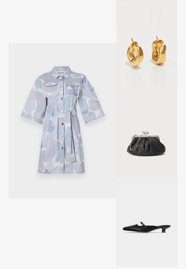 Hellblaues Denim-Kleid mit Gürtel, zwei Brusttaschen und kurzen Ärmeln. Ausgefranste Kanten und wolkenartiges Muster überall.; Schwarze spitze Mule mit niedrigem Kittenheel und schmalem Riemen über dem Rist mit kleinem goldfarbenem Knopfdetail.; Schwarze Leder-Clutch mit geraffter Textur, silberfarbener Metallrahmen, Druckverschluss und Kettenriemen. Glatte, weiche Oberfläche.; Fette goldene Creolen mit einem leicht verdrehten, röhrenförmigen Design und Steckverschlüssen auf einem weißen Hintergrund.
