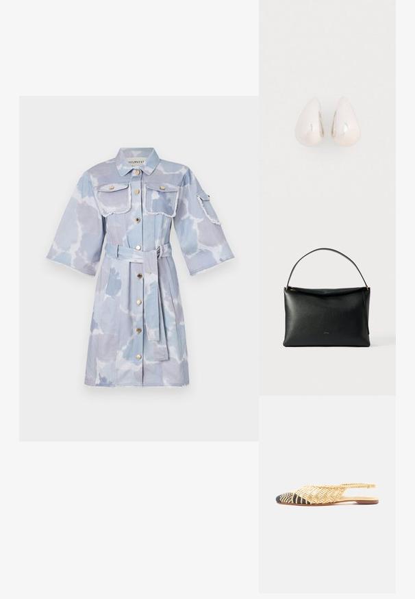 Lichtblauwe denim jurk met een strikceintuur, twee borstzakken en korte mouwen. Versleten randen en een wolkenachtige print overal.; Plat geweven slingback schoen met puntige neus, met een beige en zwart geruit patroon op de neus en een natuurlijke stro-kleurige weving op het lichaam.; Zwarte leren handtas met een gladde textuur, een gebogen handvat en een gouden ritssluiting. Minimalistisch ontwerp met een subtiel logo.; Zilveren metalen druppeloorbellen met een gladde, reflecterende oppervlakte en een druppelvorm, voorzien van een naadloos ontwerp en zonder zichtbare versieringen.