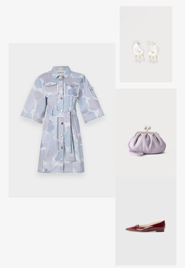 Hellblaues Denim-Kleid mit Gürtel, zwei Brusttaschen und kurzen Ärmeln. Ausgefranste Kanten und wolkenartiges Muster überall.; Burgunderfarbene Lacklederballerinas mit spitzem Zehenbereich, ausgestattet mit einem kleinen Ausschnitt und einem niedrigen Absatz. Glatte Textur und elegantes Design.; Weiche Lavendel-Clutch mit gerafftem Stoff, silbernem Kiss-Lock-Verschluss und passendem Handgelenksriemen auf hellem einfarbigem Hintergrund.; Klare Harz-Ohrringe in Muschelform mit kleinen goldenen Akzenten und drei hängenden durchsichtigen tropfenförmigen Anhängern an jedem Ohrring.