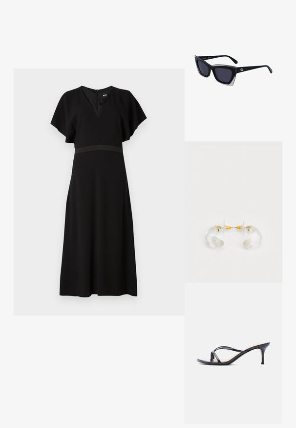Schwarzes Kleid mit V-Ausschnitt, kurzen, schwingenden Ärmeln und einem kontrastierenden horizontalen Band in der Taille. Aus einem glatten, fließenden Stoff gefertigt.; Schwarze Peeptoe-Sandale aus Lackleder mit dünnen, gekreuzten Riemen und einem schlanken, mittelhohen Stilettoabsatz vor weißem Hintergrund.; Schwarze übergroße Sonnenbrille mit geometrischer Form, ausgestattet mit dunklen Gläsern und einem kontrastierenden grauen Detail im Rahmen. Logo am Bügel.; Klare Acryl-Ohrringe in Hoop-Form mit goldenen Akzenten, die ein geschwungenes Design und einen transparenten Verschluss aufweisen. Glatte Textur, minimalistischer Stil.