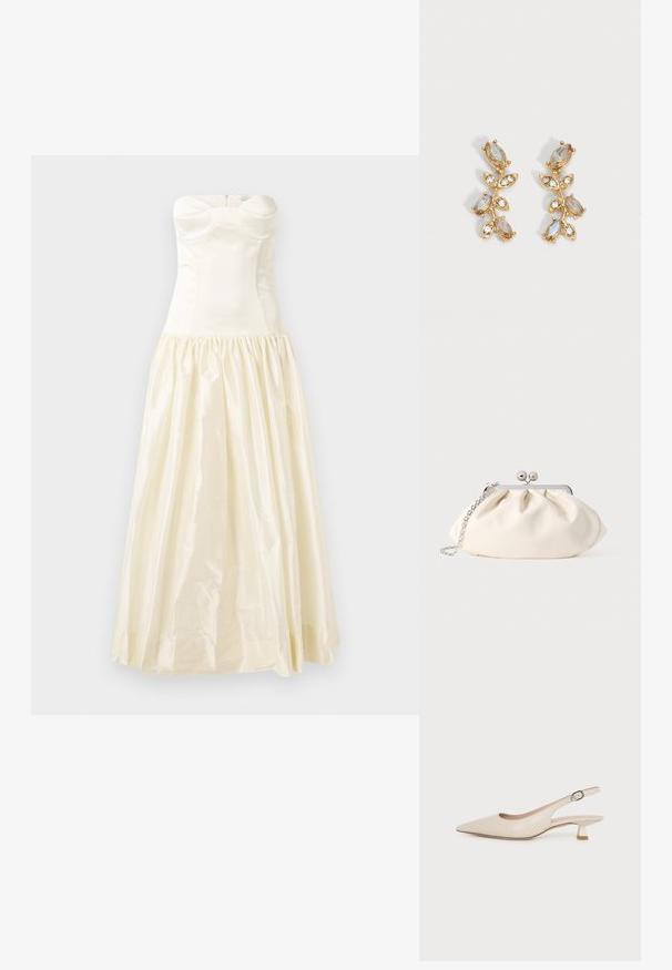 Mouwloze jurk in crèmekleur met een nauwsluitend lijfje en een geplooide, vloeiende rok. Glad satijnen materiaal met een subtiele textuur en glans.; Beige slingback-schoen met een spits toelopende neus, lage kittenhak en verstelbare zijgesp op een effen witte achtergrond.; Crèmekleurige stoffen clutch met een geplooid ontwerp, een zilverkleurig metalen frame, twee decoratieve balletjes en een zilveren kettingriem.; Oorbellen in goudkleur, gevormd als takken met marquise en ronde heldere kristallen die als bladeren en knoppen zijn gerangschikt.