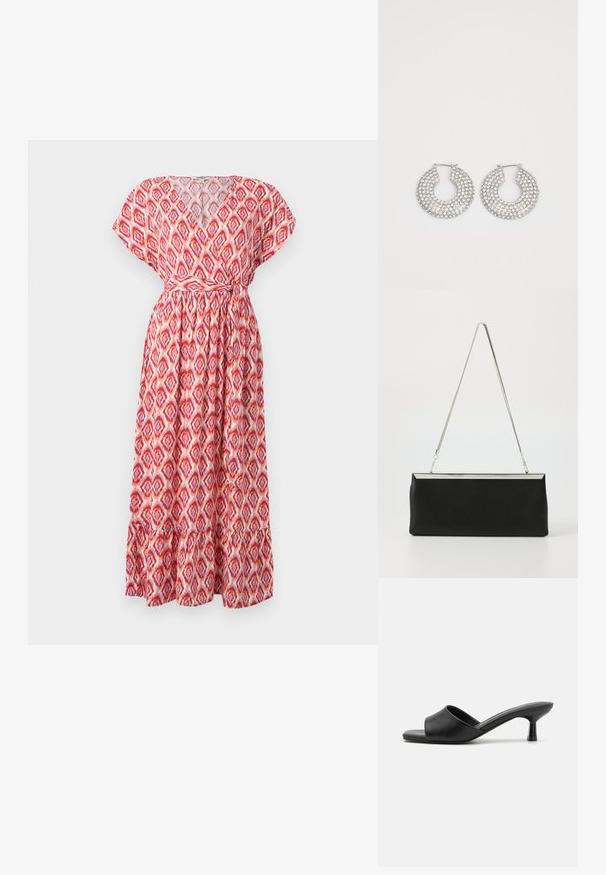 Vestido maxi com decote em V, mangas curtas e cintura ajustada. Feito de tecido leve com um padrão de losangos vermelhos e rosas e bainha com babados.; Chinelos pretos com parte superior em couro liso, bico aberto e um salto baixo e brilhante. Design minimalista com uma forma curva e um acabamento elegante.; Clutch bag de couro preto com uma alça de corrente de metal prateado e uma forma retangular elegante. Textura mate e design minimalista com um detalhe metálico.; Brincos de argola em prata adornados com múltiplos cristais transparentes, apresentando uma superfície texturizada e um design circular aberto.