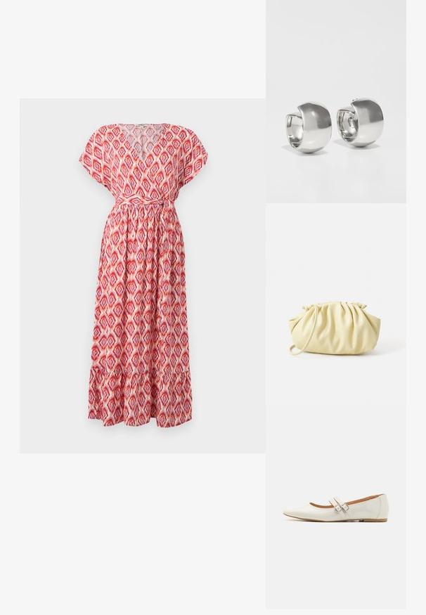 Robe maxi avec décolleté en V, manches courtes et taille cintrée. Fabriquée en tissu léger avec un motif en losanges rouge et rose, et ourlet à volants.; Ballerines en cuir verni blanc avec un bout pointu, deux sangles décoratives avec des boucles en argent, et une semelle marron discrète.; Sac à main plissé jaune en simili cuir lisse, arborant une forme douce avec une bandoulière unique et un design froncé sur le dessus.; Uncommon Matters SCULPTURAL LARGE CREOLE - Boucles d'oreilles - silver-coloured