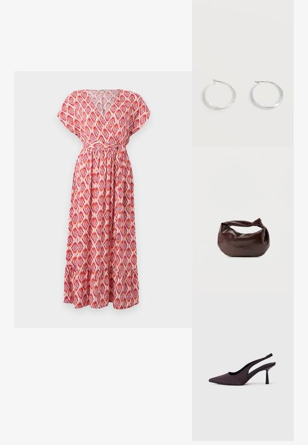 Vestido maxi com decote em V, mangas curtas e cintura ajustada. Feito de tecido leve com um padrão de losangos vermelhos e rosas e bainha com babados.; Sapato de salto slingback em tecido roxo escuro. Design com bico fino, laterais abertas e um salto esguio em forma quadrada. Textura lisa.; Mala de ombro em pele castanha escura com formato macio e relaxado, com uma alça torcida em nó, sobre um fundo branco simples.; Brincos de argola de metal prateado com superfície lisa, ligeiramente curva, e fecho de pressão, sobre fundo branco liso.